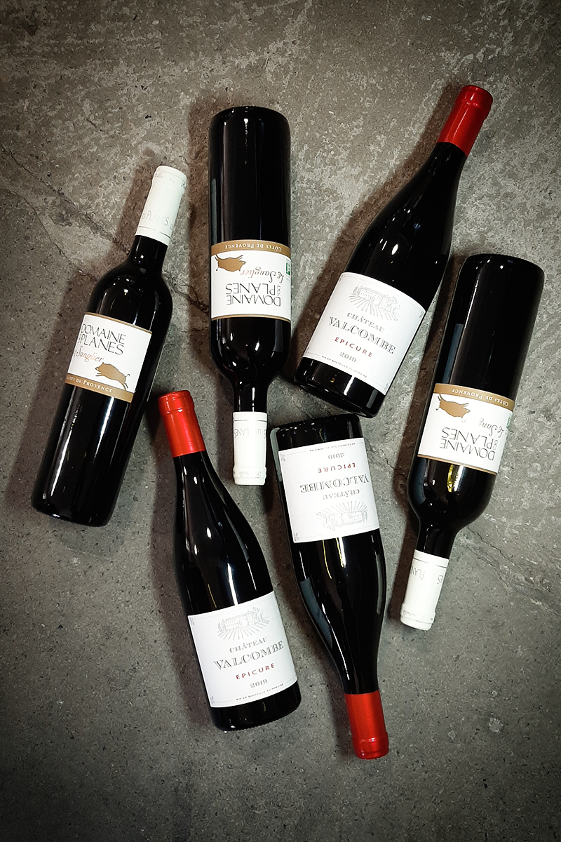 Ein Packet mit sechs Flaschen französischen Bio Rotwein bestehend aus drei Flaschen Ventoux und drei Flaschen Sanglier.