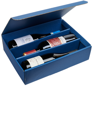 Eine versandfertige blaue Präsentbox mit drei Flaschen Bio Rotwein aus Barbera, Tempranillo, Grenache Noir, Mourvèdre und Syrah.