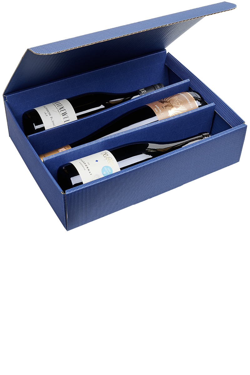 Eine versandfertige blaue Präsentbox mit drei Flaschen Weisswein aus Riesling, Chardonnay und Sauvignon blanc.