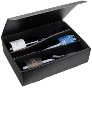 Eine versandfertige schwarze Präsentbox mit drei Flaschen Rotwein Spätburgunder aus Deutschland und Frankreich.