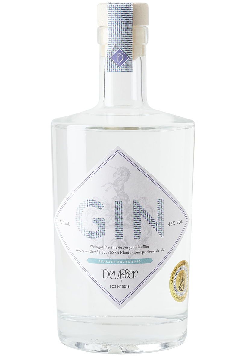 Eine  Flasche  deutscher  Winzer Gin  in  einer  hellen  Likörflasche  mit  Korken.