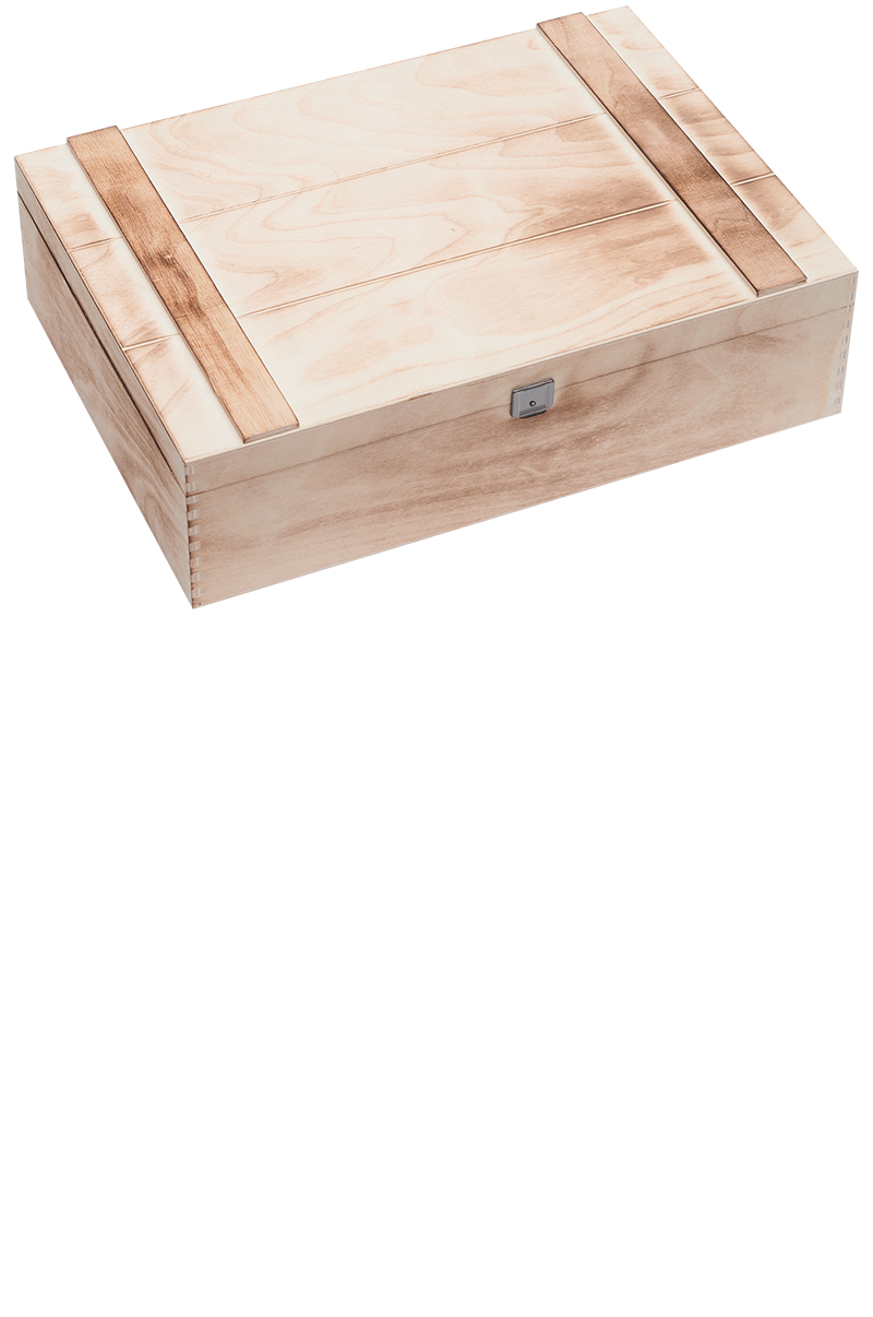 Eine versandfähige Holzkiste geflammt mit Holzwolle für drei Flaschen.