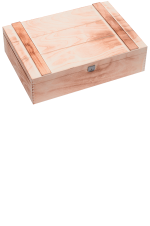 Eine versandfähige Holzkiste geflammt mit Holzwolle für drei Flaschen.