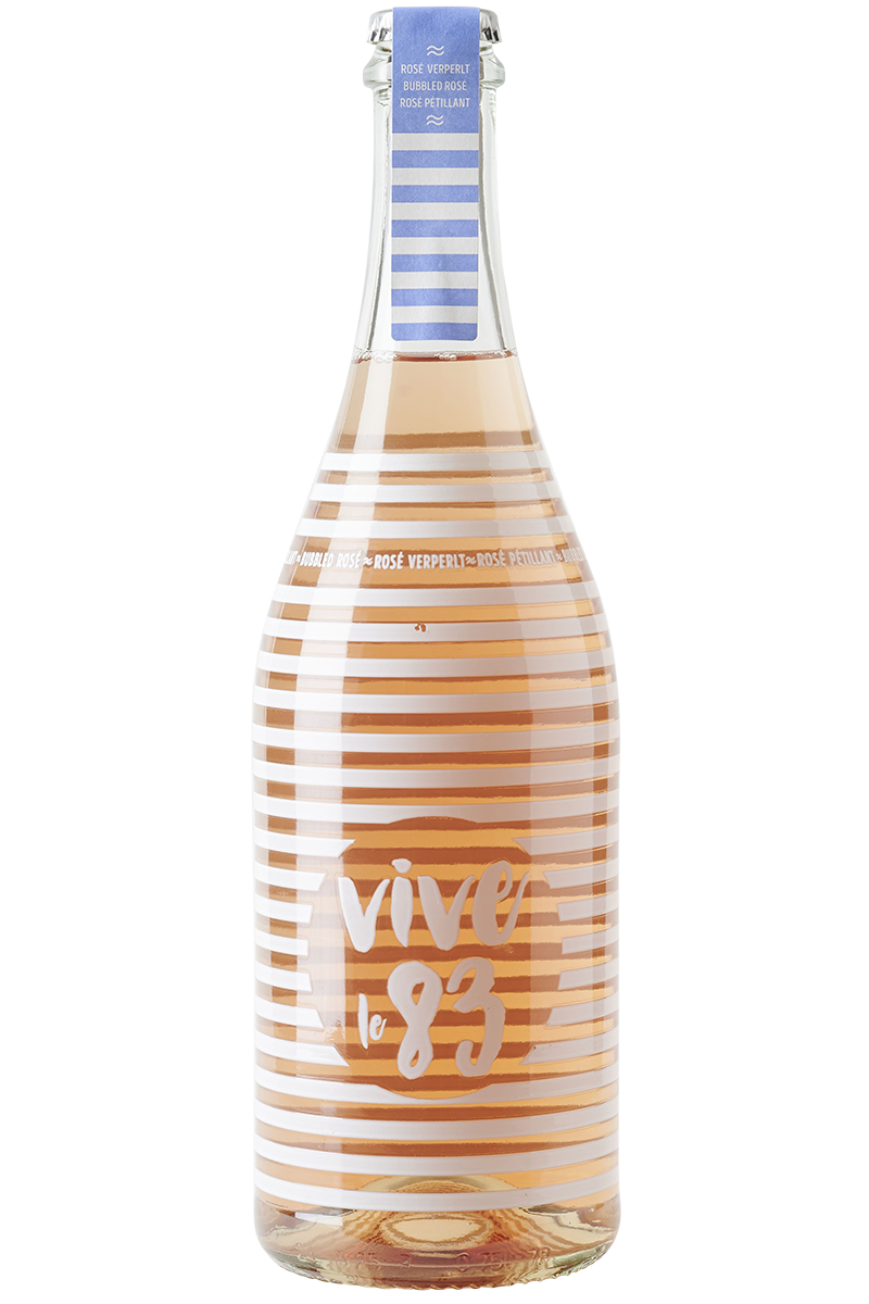 Eine Flasche deutscher Rosé Perlwein in einer Burgunderflasche mit einem Kronkorken.