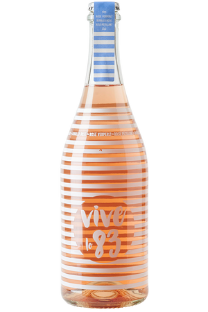 Eine Flasche deutscher Rosé Perlwein in einer Burgunderflasche mit einem Kronkorken.