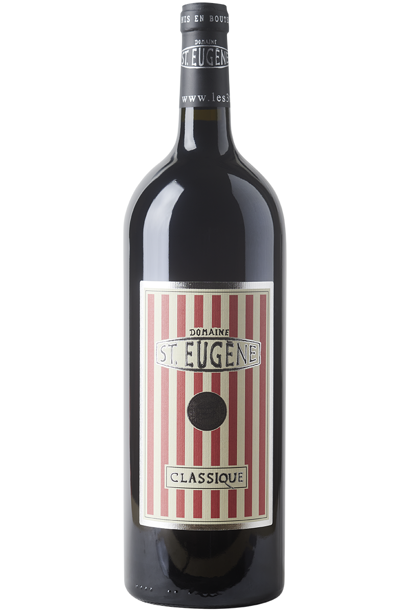 Eine Flasche Rotwein Cuvée in einer 1,5 Liter-Weinflasche mit einer schwarzen Kabsel.