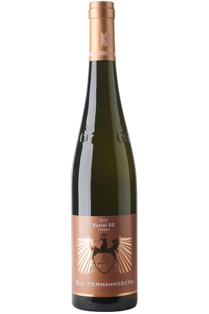 Eine Flasche Weißwein aus Riesling Reben in einer Schlegelflasche mit einer kupferfarbenen Kapsel.
