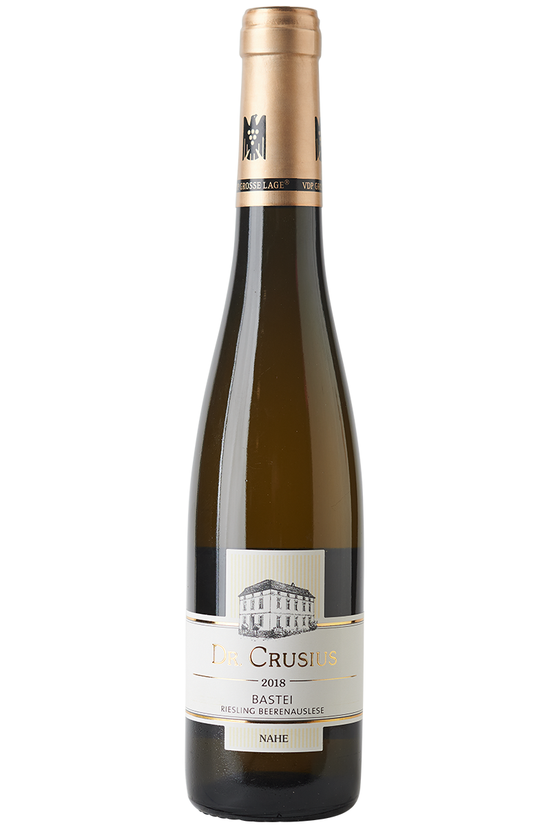 Eine Flasche Weißwein aus Riesling Reben in einer Schlegelflasche mit einer goldenen Kapsel.