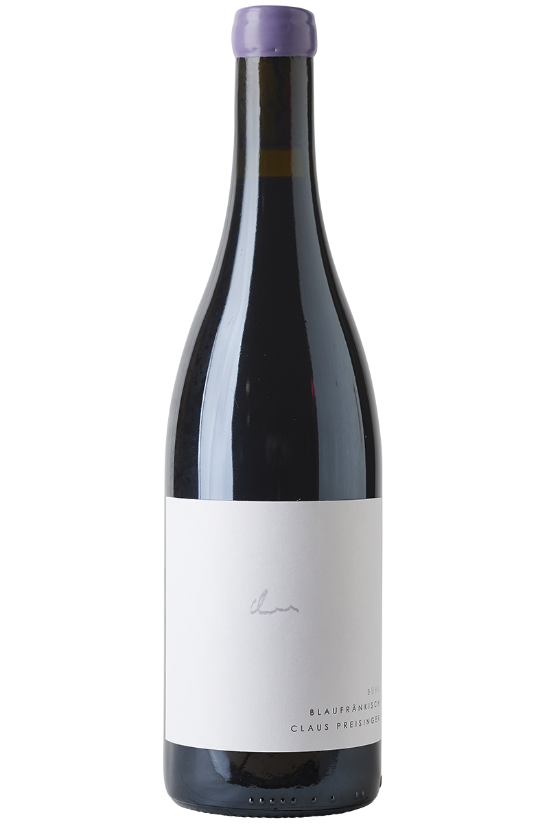 Eine Flasche Rotwein aus Blaufränkisch Reben in einer Burgunderflasche mit einer lila Kapsel.