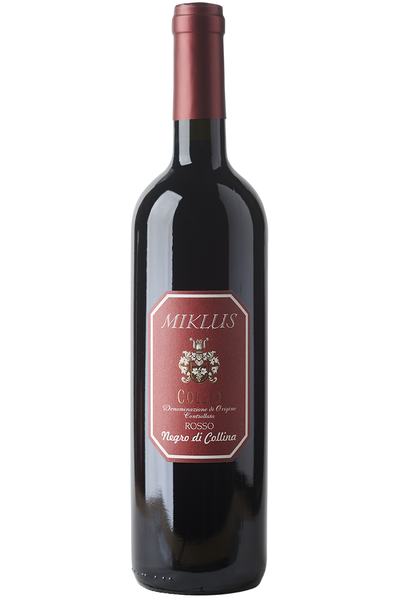 Eine Flasche Rotwein aus Cabernet und Merlot Trauben in einer Bordeaux Flasche mit einer roten Kapsel.