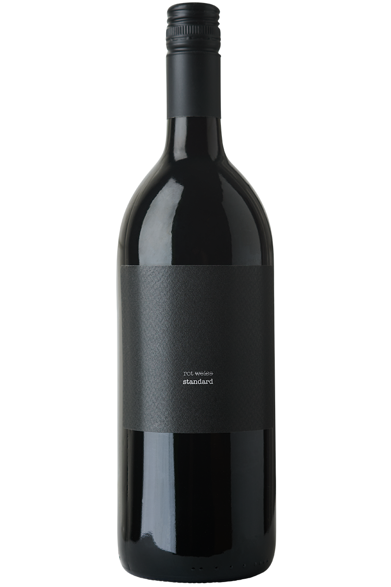 Eine Liter Flasche spanischer Bio Rotwein aus der Syrah Traube mit schwarzem Schraubverschluss.