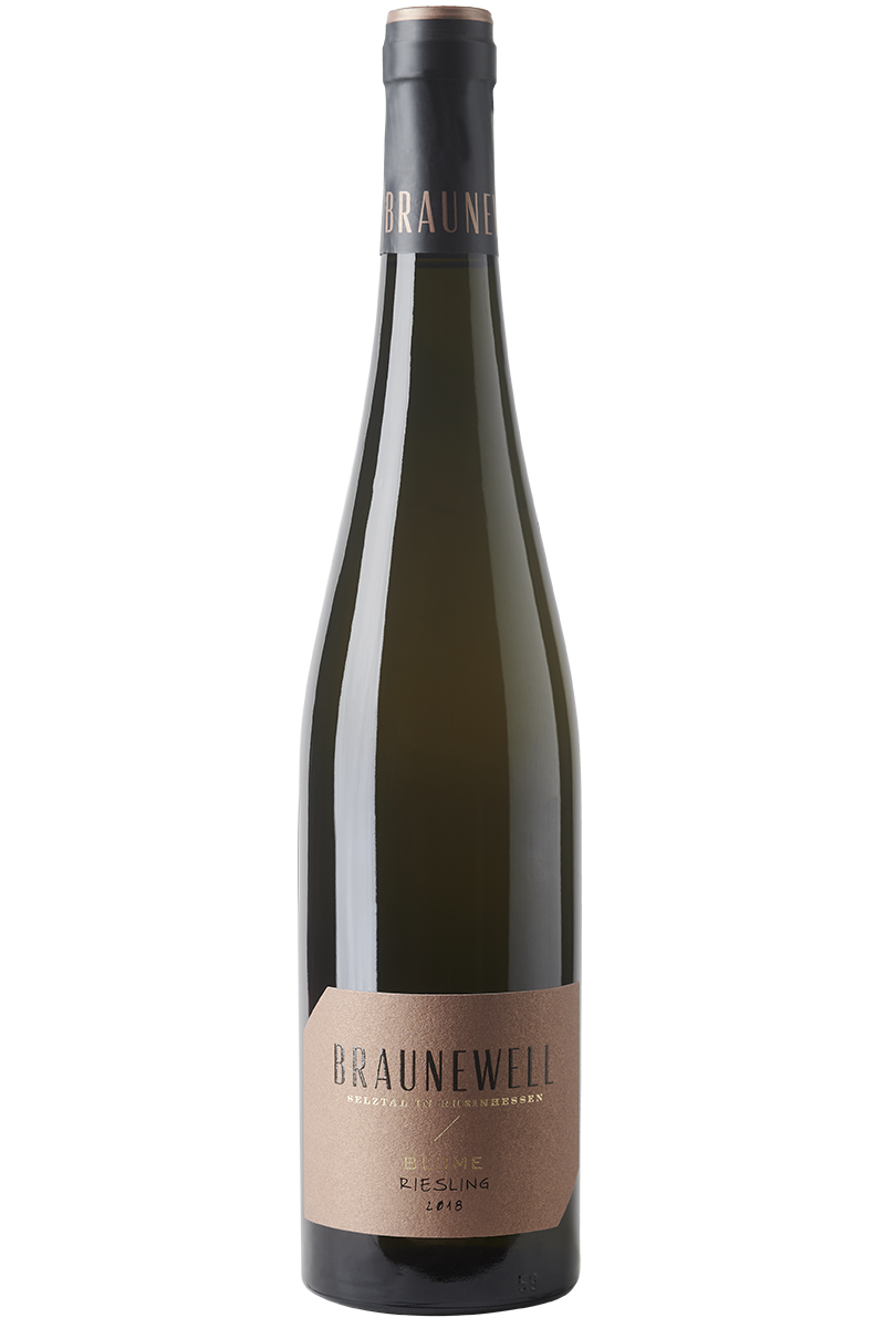 Eine Flasche deutscher Weißwein in einer Schlegelflasche mit einer schwarzen Kapsel.