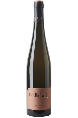 Eine Flasche deutscher Weißwein in einer Schlegelflasche mit einer schwarzen Kapsel.