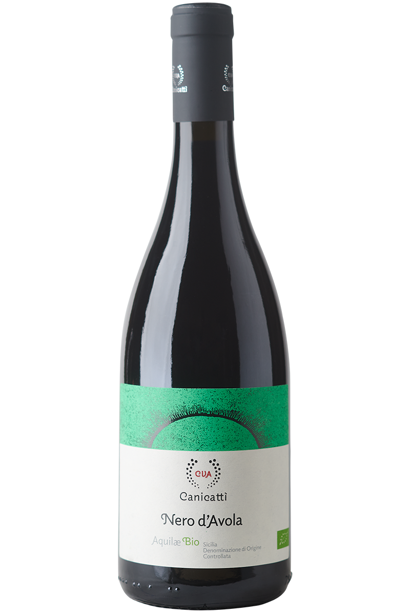 Eine Flasche Bio-Nero d'Avola in Burgunderform mit schwarzer Kapsel.