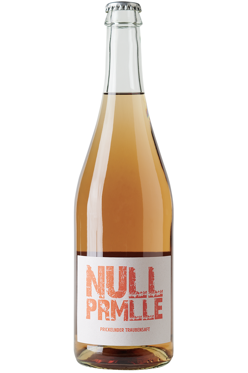 Eine Flasche mit alkoholfreiem Traubensecco aus Roter Muskateller versetzt mit Kohlensäure in einer Sekt Flasche mit Kronkorken.
