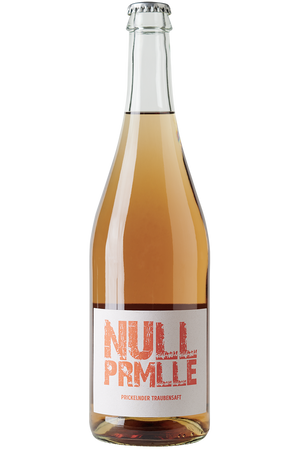 Eine Flasche mit alkoholfreiem Traubensecco aus Roter Muskateller versetzt mit Kohlensäure in einer Sekt Flasche mit Kronkorken.