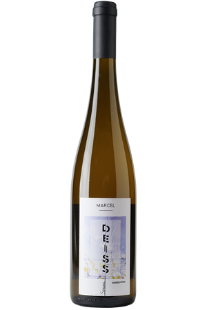 Eine Flasche elsässischer Bio Weißwein aus Muscat Trauben in einer Schlegelflasche mit einer schwarzen Kapsel.