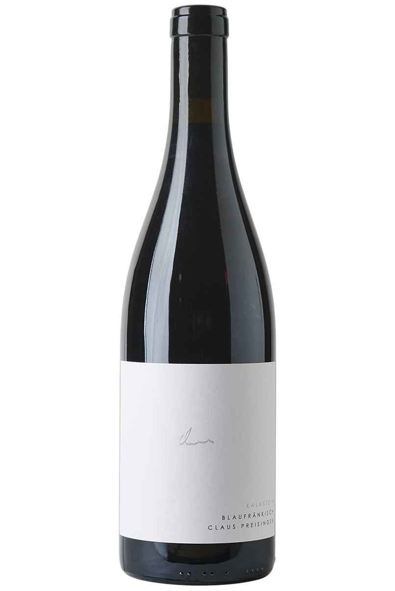 Eine Flasche (Bio-) Rotwein aus Blaufränkisch Reben in einer Burgunderflasche ohne Kapsel.