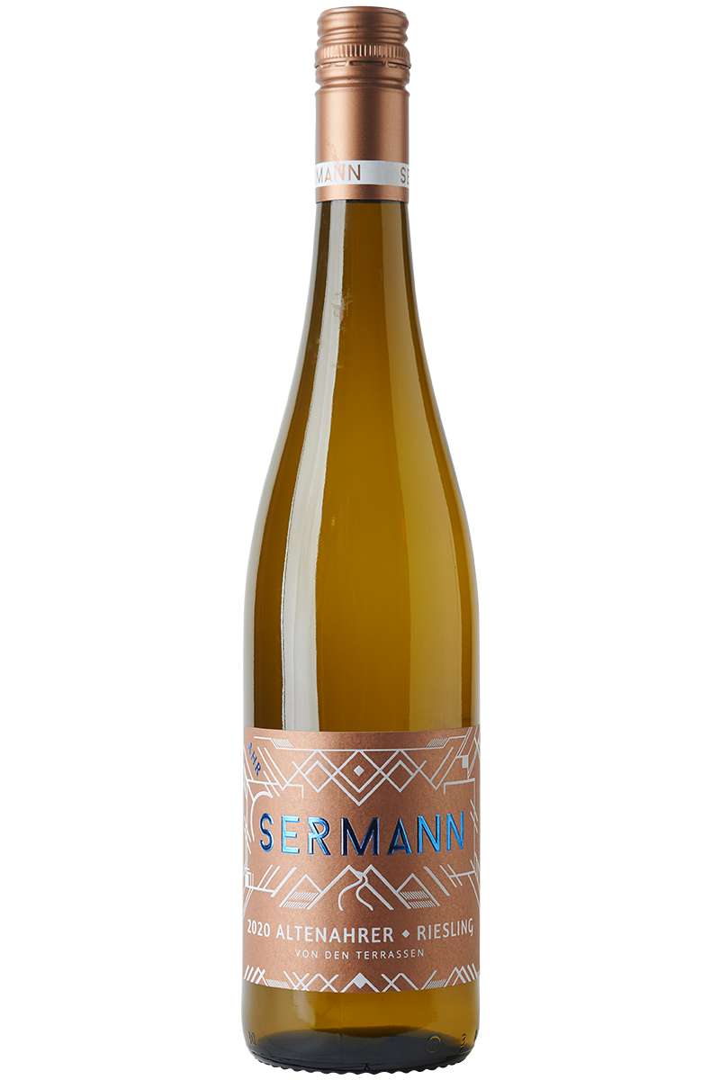 Eine Flasche Weißwein aus Riesling Reben in einer Schlegelflasche mit einem kupferfarbenen Schraubverschluss.