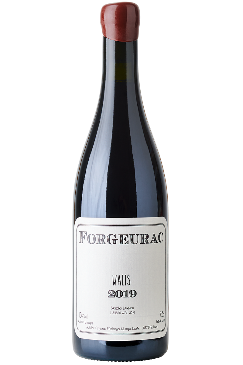 Eine Flasche deutscher Rotwein aus Spätburgunder in einer Burgunderflasche mit roter Kapsel.