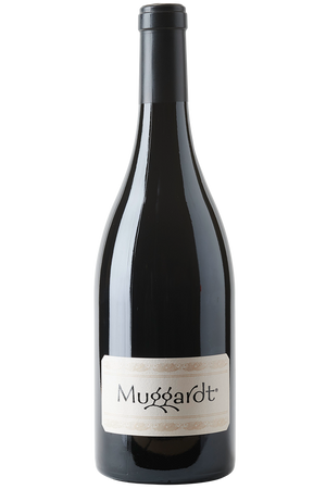 Eine Flasche deutscher Rotwein aus Spätburgunder in einer Burgunder Flasche mit schwarzer Kapsel.